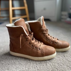 Tan boots with fur size 9
